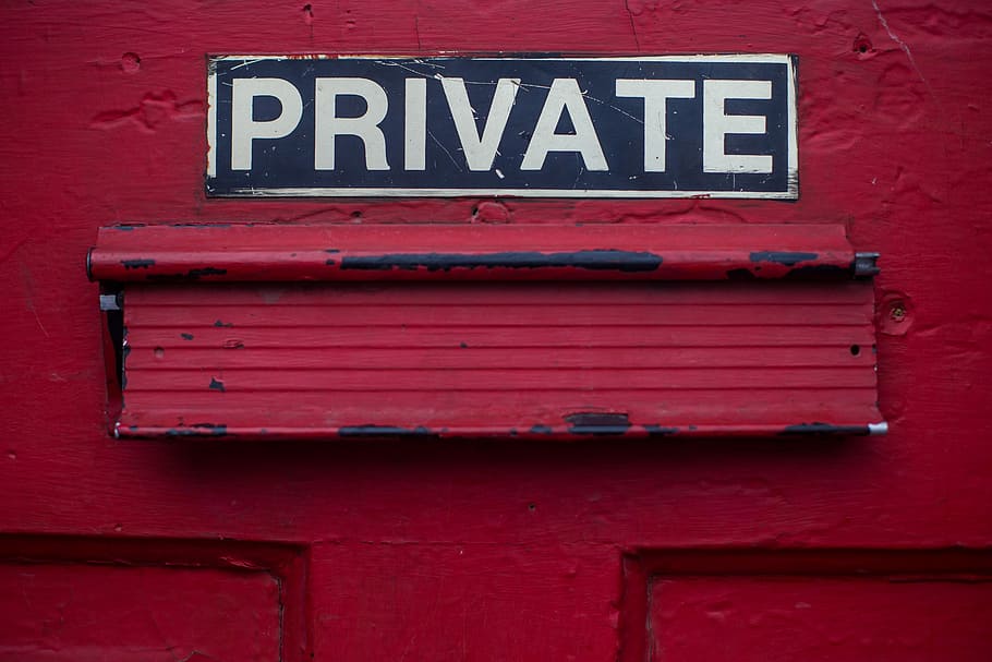 porta segnaletica privata, nero, bianca, privato, cartello, testo, genere, parole, vita privata, parete, rosso, scatola, lettera, posta, casella postale, comunicazione, sceneggiatura occidentale, nessuno, giorno, avvicinamento, legno - materiale, lettera maiuscola, architettura, informazione, all'aperto, città, segno di informazione, cassetta postale, fotogramma intero, esterno dell'edificio, 5K