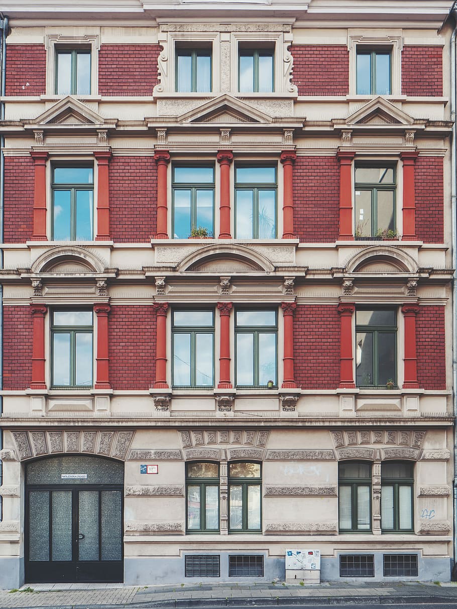 Červené, šedá, beton, budova, bílý, skleněná okna, fasáda, byt, okno, architektura, obytný, město, geometrický, geometrie, symetrie, vchod, dveře, deutschland, Německo, köln, exteriér budovy, stavba, celý rám, nikdo, rezidenční čtvrti, den, v řadě, bok po boku, nízký úhel pohledu, pozadí, sklo - materiál, venku, opakování, balkón, řadový dům, 4K