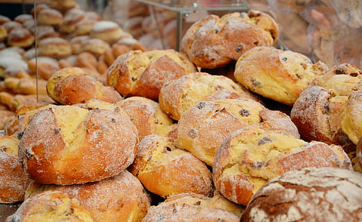 bagt brød parti, rosinbrød, brød, bageri, bage, crusty, sukker brød, sukker, Bagværk, bager, bagt, hvide brød kager, brød brød, dagligt brød, sprød, mad, mad og drikke, stor gruppe af objekter, ingen mennesker, sund kost, friskhed, tæt på, dag, udendørs, marked, stilleben, klar til at spise, velvære, Brun, bolle, overflod, snack, selektiv fokusering, indendørs, 5K, CC0, offentligt domæne, royaltyfrie