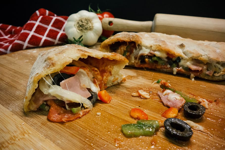 cuit, menjar, servit, marró, fusta, pissarra, al forn, pa, calzone, formatge, pollastre, primer pla, clau, cuina, deliciós, sopar, plat, massa, fresc, All, gourmet, verd, pernil, saludable, casolà, calenta, italià, dinar, carn, desordenat, mozzarella, grassa, olives, pepperoni, pebrots, pastís, pizza, placa, rodet, entrepà, tall, berenar, farcit, saborós, tomàquet, tradicional, vegetals, tauler de fusta, menjar i beguda, frescor, taula de tallar, a l'interior, llest per menjar, marisc, cap gent, material de fusta, natura morta, alimentació saludable, taula, carn de porc, herba, menjar japonès, 5K