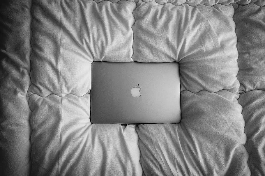 espace, gris, macbook, pro, lit, portable, ordinateur, navigateur, recherche, école, étude, affaires, consolateur, meubles, à l'intérieur, textile, relaxation, vue grand angle, directement au-dessus, chambre, drap, chambre domestique, lin, oreiller, une personne, intérieur de la maison, couleur blanche, confortable, froissé, farci, couette, 1080P