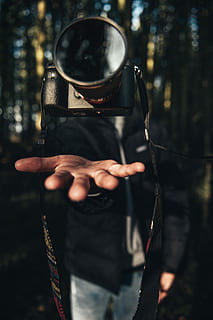 hængende, sort, dslr kamerafotografering, dslr kamera, flydende, luft, person, hånd, kamera, bedrift, fange, kaste, en person, forfra, fokus på forgrunden, Skov, herrer, træ, dag, livsstil, rigtige mennesker, fritidsaktivitet, jord, udendørs, meddelelse, sikkerhed, voksen, natur, menneskelig hånd, våben, skjult ansigt, 2K, CC0, offentligt domæne, royaltyfrie
