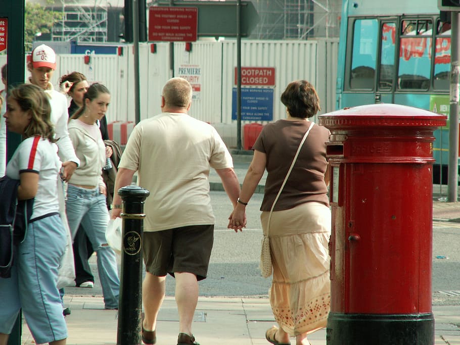 elskere, gå, romantisk, to, forhold, bedrift, gruppe af mennesker, bagfra, herrer, rigtige mennesker, transportmidler, transportform, offentlig transport, rejse, voksen, mennesker, Kvinder, arkitektur, dag, bevægelse, afslappet tøj, fuld længde, meddelelse, tre kvart længde, venter, 2K