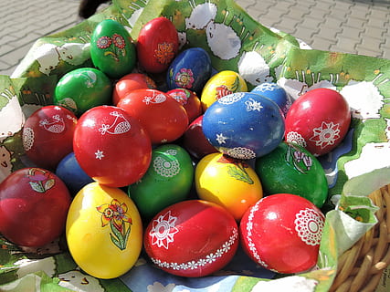 Ostern, Eier, farbig, Peitsche, Frühling, Hase, Hasenmädchen, Lamm, Ostereier, scuttle, Urlaub, Eier färben, die tradition von, Farben, Gelb, Blau, rot, Grün, Korb, Dekoration, mehrfarbig, Feier, Kulturen, Hintergründe, Holz - Material, Jahreszeit, Lebensmittel, Essen und Trinken, Ei, Stillleben, Osterei, keine Leute, High Angle View, große gruppe von gegenständen, Nahansicht, Tag, Kunst und Handwerk, drinnen, Frische, 4K, CC0, gemeinfrei, lizenzfrei