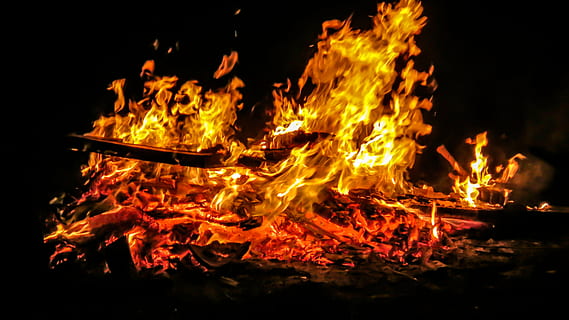Foto, bål, nat tid, påske brand, ild, flamme, påske, skikke, træ brand, træ, karsamstang, brænde, gløder, grene, blis, røg, baggrund, hed, firelight, farligt, brand - naturligt fænomen, varme - temperatur, brænding, rød, gul, glødende, orange farve, natur, nat, bevægelse, log, træ - materiale, udendørs, ingen mennesker, mørk, miljø, sløret bevægelse, helvede, sort baggrund, 4K, CC0, offentligt domæne, royaltyfrie
