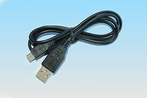 cable usb negro, cable, USB, corriente, computadora, transferencia de datos, accesorios de computador, cable de datos, tecnología, conectar, transferir, enchufe, cámara, conexión, tableta, ordenador personal, edp, símbolo, cable USB, subir, enchufe usb, cable negro, accesorios, Puerto USB, No lo sé, procesamiento de datos, hardware, financiar, negocio, azul, moneda, nadie, papel moneda, copia espacio, separar, de color negro, metal, ahorros, seguridad, bancarrota, deuda, bloquear, papel, finanzas caseras, adentro, fondo azul, 5K, CC0, dominio público, libre de derechos