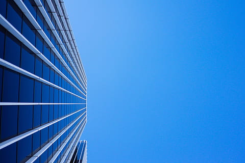 Low-Angle-Foto, Vorhangfassade, Hochhaus, Gebäude, Blau, klar, Himmel, tagsüber, Wolkenkratzer, Fenster, Vertikale, Geschäftsgebäude, Horizont, Arbeitsplatz, die Architektur, klarer Himmel, kopieren sie platz, gebaute Struktur, Gebäudehülle, Stadt, modern, Natur, keine Leute, Flachwinkelansicht, Bürogebäude außen, Büro, Tag, sonnig, Glas - Material, draußen, direkt darunter, 4K, CC0, gemeinfrei, lizenzfrei