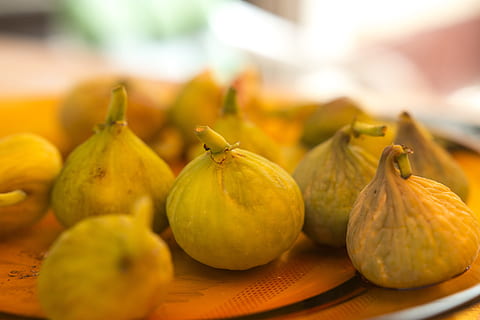 fig, figner, figen træ, frugt, frisk, mad, organisk, sød, naturlig, moden, sund og rask, kost, ernæring, natur, vitamin, saftig, træ, middelhavet, sommer, voksende, mad og drikke, sund kost, velvære, friskhed, ingen mennesker, tæt på, gruppe af objekter, selektiv fokusering, grøntsag, indendørs, fokus på forgrunden, bord, stilleben, husholdningsudstyr, medium gruppe af objekter, efterår, gul, blødt fokus, 5K, CC0, offentligt domæne, royaltyfrie