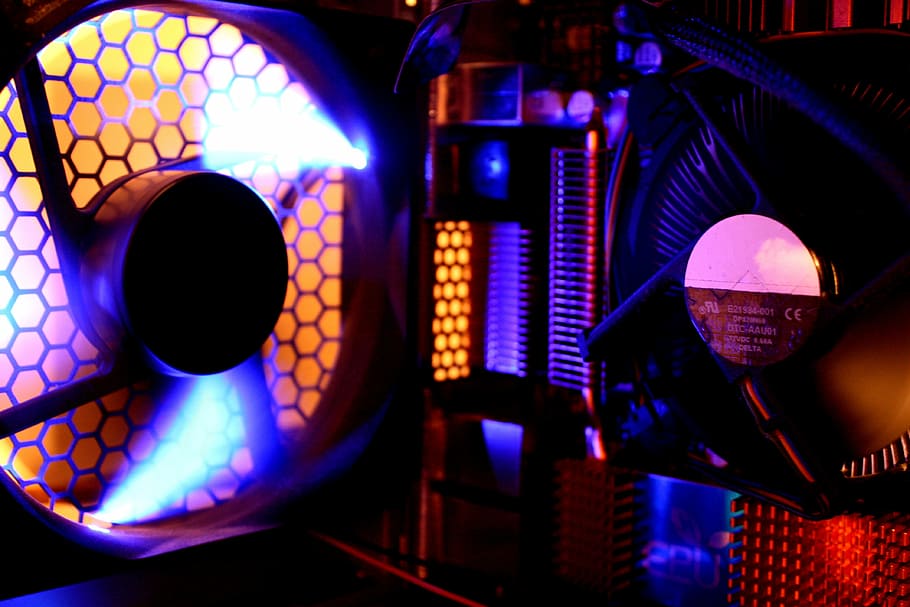 carcassa del ventilador, ventilador del processador, ventilador, PC, edp, ordinador, tecnologia, vida nocturna, discoteca, nit, equips d’il·luminació, il·luminat, a l'interior, cap gent, primer pla, multicolor, forma, blau, comunicació, signe, cultura i entreteniment artístic, música, arquitectura, seguretat, neó, porpra, luxe, 4K
