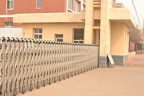 escena, plegable, edifici, arquitectura, estructura construïda, exterior de l'edifici, barri residencial, cap gent, finestra, dia, llum solar, a l'aire lliure, casa, seguretat, ciutat, barana, en fila, protecció, paret, funció de construcció de parets, naturalesa, columna arquitectònica, apartament, pati, 2K, CC0, domini públic, lliure de regalies