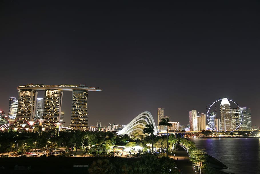 Marina Bay Sands, nit, Singapur, paisatge urbà, lloc famós, horitzó urbà, arquitectura, escena urbana, pont - estructura feta per l'home, ciutat, riu, il·luminat, gratacels, reflexió, estructura construïda, aigua, llocs de viatges, vespre, destinacions de viatge, districte del centre de la ciutat, viatjar, exterior de l'edifici, exterior d’edifici d’oficines, cel, modern, edifici, naturalesa, cap gent, turisme, alta - alta, davant del mar, a l'aire lliure, luxe, districte financer, 1080P