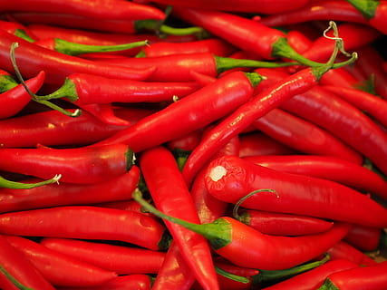 czerwona papryka chili, czerwony pieprz, czerwony, ostry, przyprawa, Papryka chili, pepperoni, strąki, nachtschattengewächs, jedzenie, papryka, pieprz, ognisty, strąk, warzywa, papryczka chilli, kapsaicyna, witaminy, rynek, sprzedawać świeże warzywa, warzywo, świeżość, papryczka chili, pieprz - warzywo, organiczny, ciepło - temperatura, tła, gotowanie, jedzenie i picie, duża grupa obiektów, żadnych ludzi, obfitość, pełna ramka, zbliżenie, dobre samopoczucie, sprzedaż, zdrowe odżywianie, 4K, CC0, domena publiczna, darmowe zdjęcia