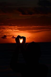Sonnenuntergang, Zeichen, Sonne, Orange, blutrot, wunderschönen, Atmosphäre, Abend, Nachglühen, Meer, Rahmen, Silhouette, wolke - himmel, Himmel, menschliches Körperteil, Dramatischer Himmel, orange Farbe, echte Menschen, menschliche Hand, Natur, Schönheit in der Natur, eine Person, Hand, Kommunikation, Wasser, Freizeitbeschäftigung, Szenen - Natur, Lebensstile, Arme erhoben, Finger, 5K, CC0, gemeinfrei, lizenzfrei