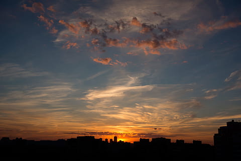 sagome, edifici, d'oro, ora, retroilluminato, nuvole, crepuscolo, idilliaco, panoramico, cielo, Alba, tramonto, nuvola - cielo, silhouette, architettura, colore arancione, struttura costruita, esterno dell'edificio, bellezza nella natura, natura, nessuno, scenics - natura, città, costruzione, cielo drammatico, all'aperto, paesaggio, paesaggio urbano, skyline urbano, grattacielo, 2K, CC0, dominio pubblico, privo di copyright