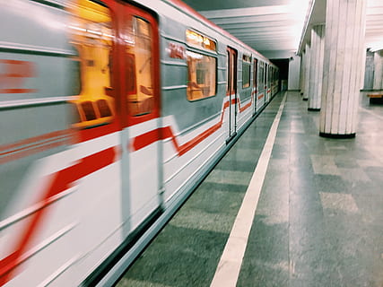 bianca, grigio, treno, stazione ferroviaria, treno appena arrivato, stazione, piattaforma, pilastro, colonna, trasporto pubblico, treno - veicolo, trasporto ferroviario, movimento, modo di trasporto, mezzi di trasporto, movimento sfocato, velocità, piattaforma della stazione ferroviaria, viaggio, in movimento, treno passeggeri, architettura, metropolitana, nessuno, all'aperto, arrivo, in partenza, vagone, 4K, CC0, dominio pubblico, privo di copyright