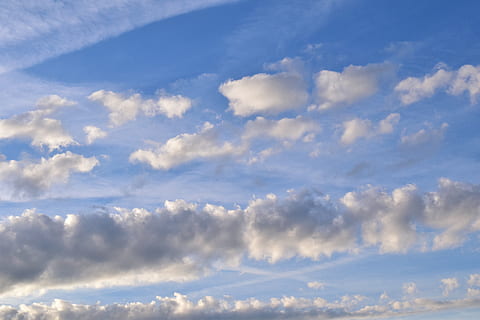debesis, mākoņi, zils, mākoņu forma, balti mākoņi, fleecy, garastāvoklis, mākonis - debesis, skatuves - daba, cloudscape, vidi, fona, atmosfērā, vējš, skaistums dabā, raksturs, miers, nav cilvēku, idillisks, ārā, saules gaisma, mierīga aina, meteoroloģija, gaišs, klimats, 5K, CC0, publiskais domēns, bez atlīdzības
