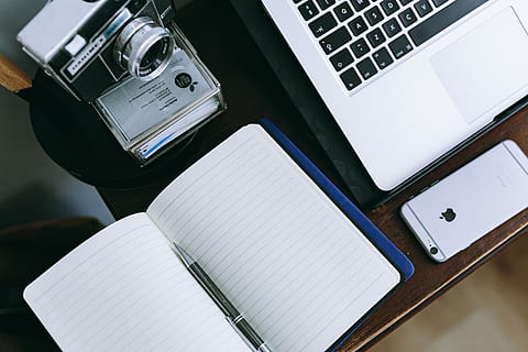 espacio de trabajo, Cartas de negocios, cuadernos, elegante, macbook, iphone, copia espacio, copyspace, lugar de trabajo, computadora, macbook de manzana, teléfono, móvil, trabajo, escritorio, escritorio de madera, cuaderno, Moleskine, cuaderno vacío, ordenador portátil, bolígrafo, cuaderno abierto, iphone roto, tecnología, negocio, oficina, teclado, datos, ordenador personal, documento, nadie, industria, de cerca, tecnología inalámbrica, comunicación, conexión, el color blanco, mesa, publicación, libro, papel, vista de alto ángulo, naturaleza muerta, adentro, equipo de computadora, dispositivo de información portátil, llave de computadora, 4K
