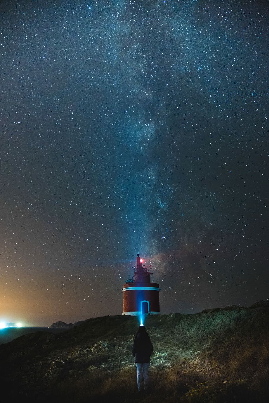 person, gå, hen imod, rød, hvid, fyrtårn, stjernehimmel, pige, stående, nat tid, stjerne, himmel, nat, Mælkevejen, natsort, kyst, kystlinje, sommer, Spanien, blå, stjerne blikket, stjerne stirrer, nattehimmel, himmelsk, stjerne - rum, plads, astronomi, galakse, scenics - natur, stjerne felt, en person, natur, rigtige mennesker, videnskab, skønhed i naturen, arkitektur, konstellation, uendelighed, vejledning, udendørs, lommelygte, rum og astronomi, 5K
