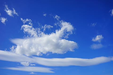 Wolken, Schneeregen, Wolkenbildung, Himmel, Sommertag, Blau, Weiß, Wolken bilden sich, sonniger Tag, sonnig, Sonne, Sonnenstrahl, schöner Tag, Sommer-, Kumuluswolken, Wetter, Klima, Klimaerwärmung, über den Wolken, Himmelblau, azur, wolke - himmel, Schönheit in der Natur, Flachwinkelansicht, Natur, Ruhe, Wolkengebilde, weiße Farbe, keine Leute, Szenen - Natur, Hintergründe, Tag, ruhige Szene, Atmosphäre, Umgebung, idyllisch, draußen, Meteorologie, flauschige, Wind, wispy, 5K, CC0, gemeinfrei, lizenzfrei