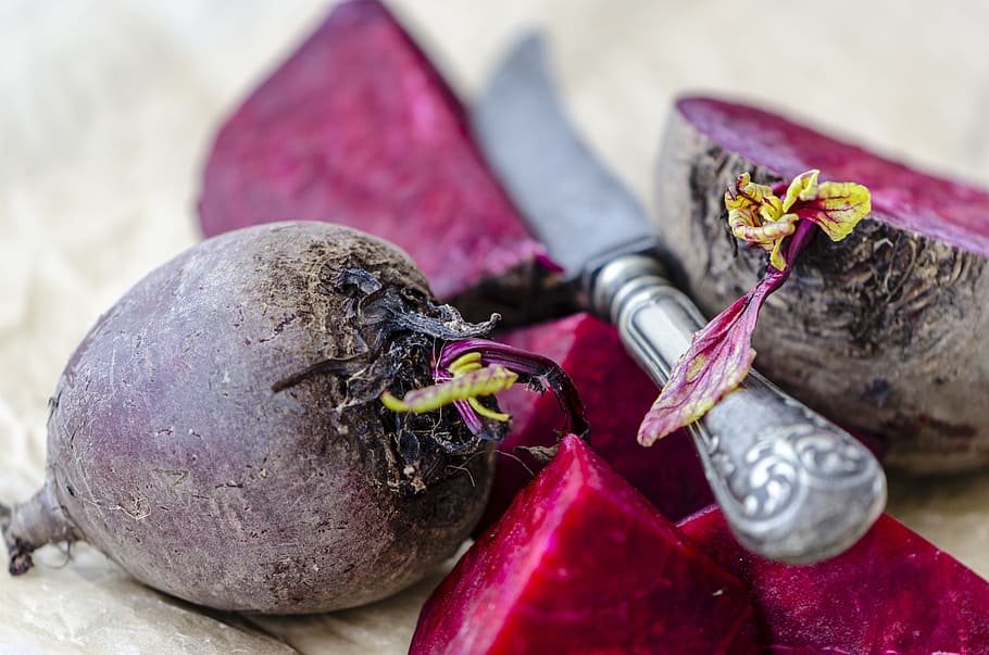 flach, fokus fotografie, grau, Messer, Rote Beete, vaihannes, Gemüse, Rüben, Wurzelgemüse, rot, Ernte, Lebensmittel, Markthandel, Vegetarier, Entgiftung, Essen und Trinken, gesundes Essen, keine Leute, Nahansicht, Wohlbefinden, Frische, Stillleben, Obst, drinnen, Aubergine, Pflanze, Fokus auf den Vordergrund, Natur, Tabelle, Zuckerrüben, Pflanzenteil, Rohkost, Blatt, lila, reif, vegetarisches Essen, 5K