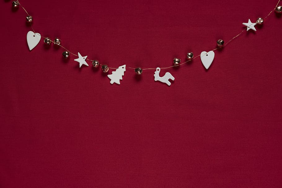 perline, bianca, grigio, decorazioni natalizie perline di Natale, sospeso, decori, parete, rosso, Natale, stringa, genere, girato in studio, sfondo colorato, sfondo rosso, in casa, nessuno, copia spazio, avvicinamento, creatività, decorazione, celebrazione, grande gruppo di oggetti, forma, rotto, emozione positiva, forma a stella, natura morta, gruppo di oggetti, arte e artigianato, 5K