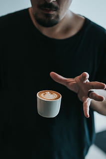 person, fange, hvid, krus, mand, hånd, flydende, kop, kaffe, espresso, butik, flyde, svæve, latte kunst, dråbe, efterår, latte, cappuccino, kaukasiske, bokeh, mokka, Gibraltar, kaffebar, kaffesmisbruger, kaffe elsker, kaffe fyr, magi, mad og drikke, en person, drikke, forfriskning, forfra, bedrift, voksen, indendørs, kaffe - drikke, kaffekop, midsection, livsstil, skummende drikke, herrer, midt voksen, afslappet tøj, 4K, CC0, offentligt domæne, royaltyfrie