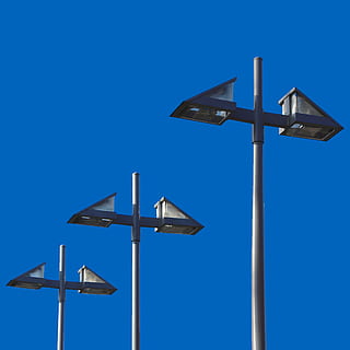 lykt, lanterner, tre, blå, himmel, klar himmel, ingen folk, natur, metall, belysningsutstyr, teknologi, transport, skilt, utendørs, dag, kopiere plass, gate, gatelykt, retning, valg, stang, pil symbol, drivstoff og kraftproduksjon, lys, 4K, CC0, offentlig domene, opphavsrett gratis