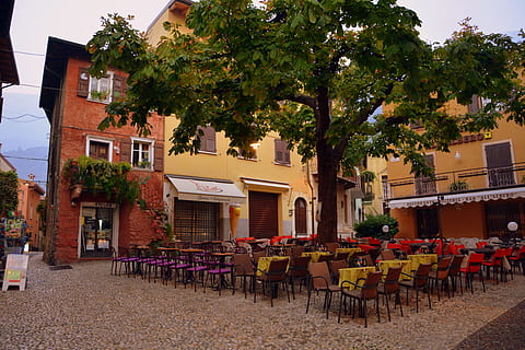 barra, desert, piazza, arbre, malcesine, Itàlia, còdols, cases, taules, cadires, arquitectura, estructura construïda, exterior de l'edifici, seient, cadira, edifici, planta, taula, cafeteria, naturalesa, ciutat, cap gent, absència, negocis, buit, restaurant, a l'aire lliure, dia, configuració, 5K, CC0, domini públic, lliure de regalies
