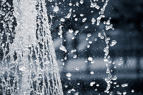 du froid, eau, abstrait, brouiller, bulle, nettoyer, clair, cool, clair comme de l'eau de roche, laissez tomber, gouttelettes, Fontaine, liquide, photographie monochrome, pureté, pluie, brillant, éclaboussure, lavage, gouttelette d'eau, humide, personne, arrière-plans, la nature, fermer, plein cadre, mouvement, en plein air, journée, la fenêtre, éclaboussures, verre - matériel, hiver, se concentrer sur le premier plan, température froide, 1080P, CC0, domaine public, libre de droits