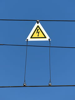 nuværende, elektricitet, advarsel, strømkabel, himmel, warnschild, meddelelse, skilt, gul, advarselsskilt, trekant form, skyfri himmel, ingen mennesker, form, blå, Information, sikkerhed, informationsskilt, vejledning, menneskelig repræsentation, vejskilt, udendørs, dag, symbol, vej advarsel tegn, advarselssymbol, 4K, CC0, offentligt domæne, royaltyfrie