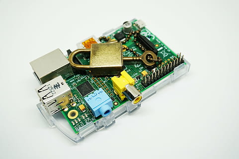 pi frambuesa, candado, llave, seguro, computadora, Chip de computadora, tecnología, placa de circuito, tarjeta madre, parte de la computadora, datos, foto de estudio, Fondo blanco, metal, negocio, industria, adentro, de cerca, nadie, separar, financiar, equipo, equipo de computadora, Industria electrónica, copia espacio, historia, obsoleto, complejidad, Componente eléctrico, pequeña, 5K, CC0, dominio público, libre de derechos