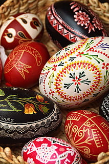 bemalte Ei Sammlung, Osterei, Ostereier, Frühling, Farbe, Ostern, Ei, Ornamente, Kulturen, Dekoration, mehrfarbig, aufwendig, Eier, rot, Feier, keine Leute, Symbol, Muster, Urlaub, Holz - Material, Hintergründe, Nahansicht, Tradition, drinnen, Kunst und Handwerk, Gruppe von Objekten, Stillleben, Fokus auf den Vordergrund, Kunst, Kreativität, mittlere Gruppe von Objekten, Blumenmuster, 2K, CC0, gemeinfrei, lizenzfrei