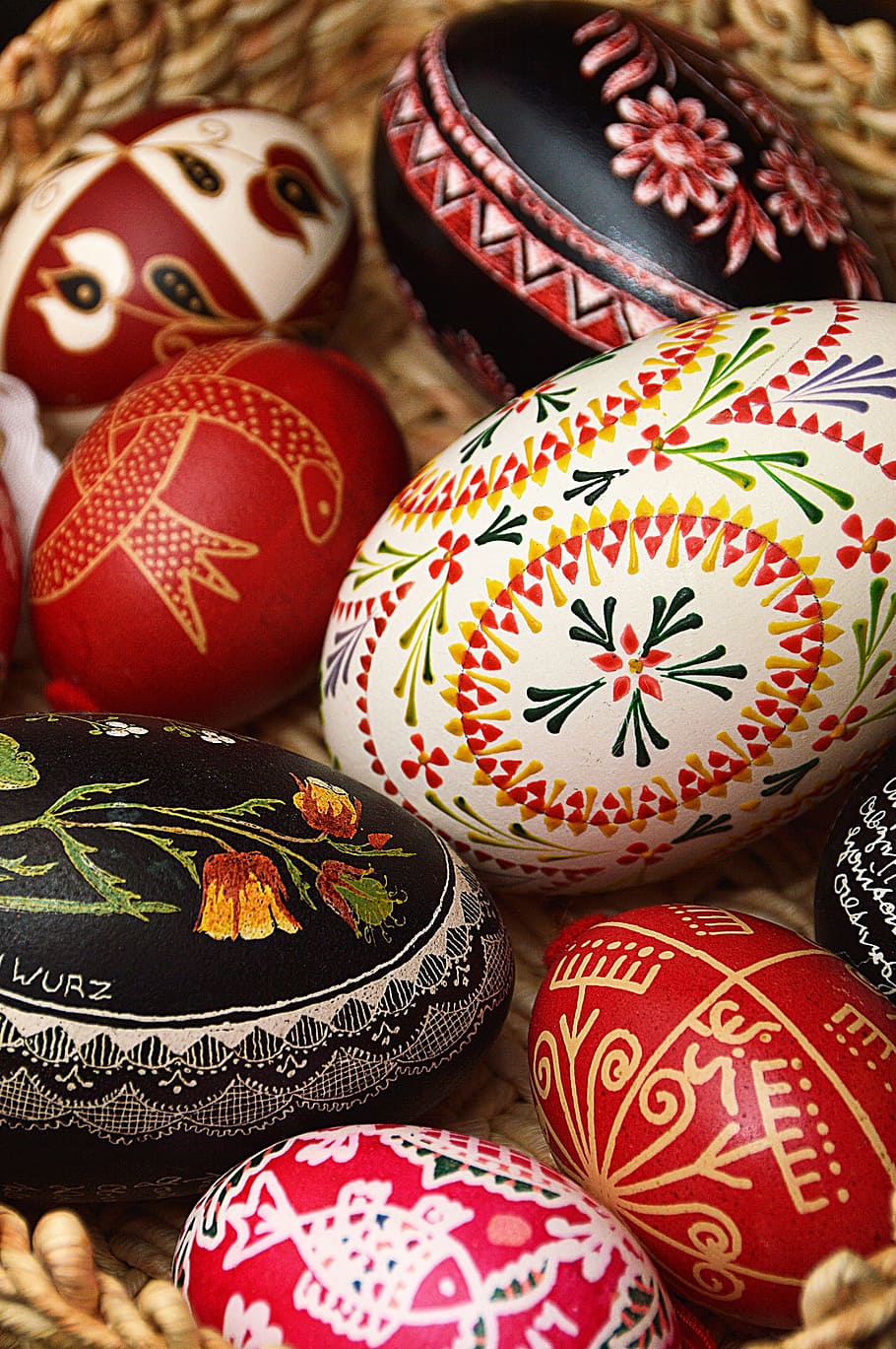 bemalte Ei Sammlung, Osterei, Ostereier, Frühling, Farbe, Ostern, Ei, Ornamente, Kulturen, Dekoration, mehrfarbig, aufwendig, Eier, rot, Feier, keine Leute, Symbol, Muster, Urlaub, Holz - Material, Hintergründe, Nahansicht, Tradition, drinnen, Kunst und Handwerk, Gruppe von Objekten, Stillleben, Fokus auf den Vordergrund, Kunst, Kreativität, mittlere Gruppe von Objekten, Blumenmuster, 2K