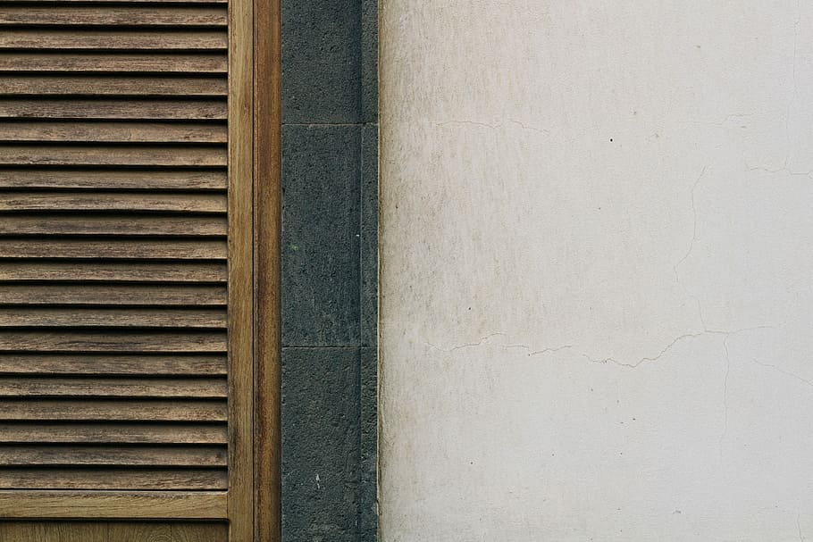 lukket, Brun, træ-, louvered dør, lukker, ydre, vindue, bygning, rektangel, væg, struktur, arkitektur, facade, bygget struktur, bygning udvendig, murbygningsfunktion, ingen mennesker, mønster, dag, tekstureret, tæt på, kopiere plads, baggrunde, fuld ramme, gammel, grå, udendørs, træ - materiale, forvitret, beton, 4K