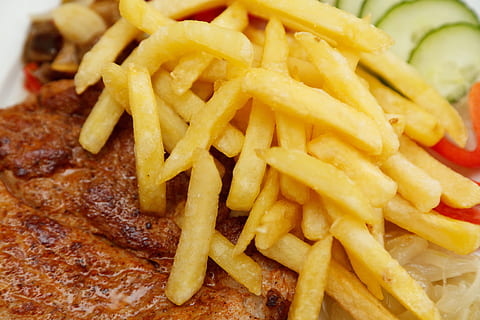 primer pla, foto, francès, patates fregides, vedella, xips, dieta, sopar, plat, menjar, fregir, dinar, carn, detall, carn de porc, restaurant, rostit, torrat, bistec, vegetals, saborós, menjar i beguda, patata preparada, menjar poc saludable, groc, llest per menjar, menjar ràpid, patata, fregit, natura morta, berenar, a l'interior, cap gent, frescor, gran grup d'objectes, condiment, Munt, treureu menjar, menjar còmode, temptació, menjar ràpid papes fregides, hidrats de carboni - tipus d'aliments, 4K, CC0, domini públic, lliure de regalies