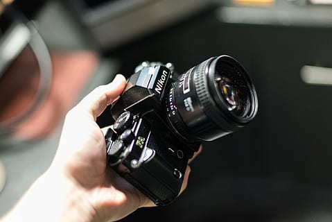 persoană, deținere, negru, nikon dslr camera, nikon, mirrorless, aparat foto, înclinare, schimb, fotografie, tehnologie, gadget-uri, obiectiv, film, slr, om, masculin, deține, încă, bokeh, umană, partea corpului uman, doar un singur om, o persoana, a închide, adult, doar barbati, bărbați, mână, fotografii tematice, aparat de fotografiat - echipament fotografic, echipament fotografic, în interior, ocupaţie, selectiv, modern, să se concentreze asupra primelor elemente, camera digitala, filmare, cameraman, Slr camera, deget, fotograf, 5K, CC0, domeniu public, fără drepturi de autor
