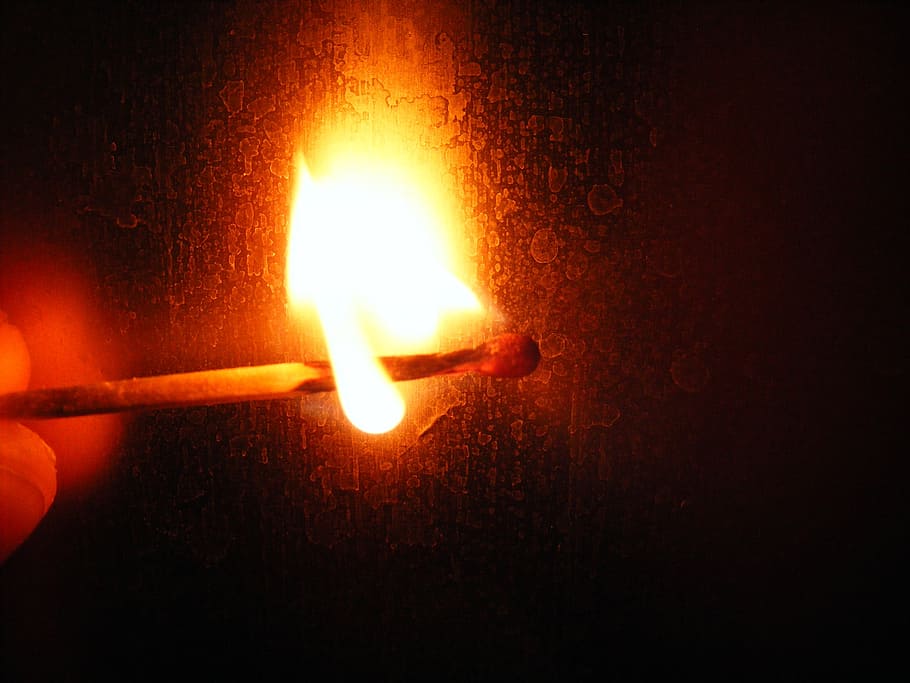 fuoco, fiamme, ardente, ustioni, arancia, giallo, bagliori, raggiante, fiammifero, infiammabile, caldo, riscaldato, sfondo scuro, sfondo nero, illuminato, bastoni, fiamma, fuoco - fenomeno naturale, calore - temperatura, mano umana, mano, avvicinamento, colore arancione, in casa, parte del corpo umano, natura, una persona, dito umano, dito, detenzione, persona irriconoscibile, buio, lampada elettrica, 2K