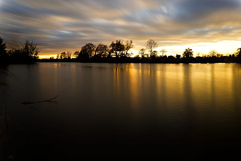 superficie dell'acqua, mirroring, riflessione, tramonto, nuvole, umore, illuminazione, lunga esposizione, sfocato, sfocatura, inferno, buio, crepuscolo, sera, andare sotto, scomparire, paesaggio, natura, lago, acque, ovviamente, panoramico, acqua, cielo, la tranquillità, bellezza nella natura, scena tranquilla, scenics - natura, nuvola - cielo, silhouette, albero, pianta, idilliaco, nessuno, nave nautica, lungomare, scena non urbana, all'aperto, 5K, CC0, dominio pubblico, privo di copyright