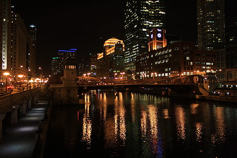 grattacielo, edifici, ore notturne, chicago, fiume, riflessi, Chicago, fiume, architettura, notti, luci, sera, buio, acqua, orizzonte, illuminato, paesaggio urbano, urbano, Illinois, notte, esterno dell'edificio, riflessione, città, struttura costruita, ponte, costruzione, lungomare, nessuno, ponte - struttura fatta dall'uomo, connessione, natura, edificio per uffici esterno, moderno, cielo, vita notturna, 4K, CC0, dominio pubblico, privo di copyright