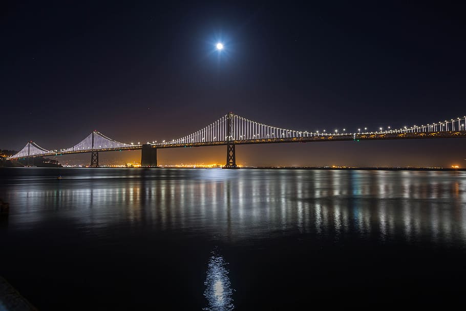 punto di riferimento, luci, notte, acqua, architettura, ponte, illuminato, infrastruttura, Luna, riflessione, ponte sospeso, cielo, ponte - struttura fatta dall'uomo, struttura costruita, connessione, mezzi di trasporto, ingegneria, destinazioni di viaggio, natura, città, esterno dell'edificio, lunga esposizione, all'aperto, paesaggio urbano, baia, luce, chiaro di luna, 5K