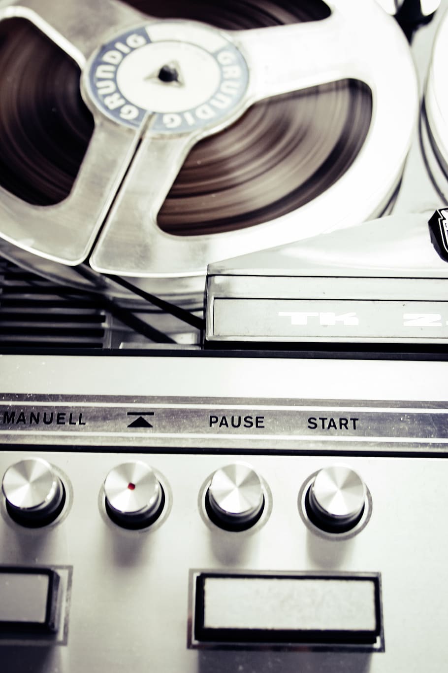 reproductor de casset gris, pausa, estrella, perilla, tecnologia, àudio, registre, jugador, vinil, vintage, cuina domèstica, música, habitació domèstica, cuina, estufa, aparell, primer pla, a l'interior, cremador - estufa, cultura i entreteniment artístic, equipament, cap gent, control, equipament per a la llar, equip d’àudio, metall, maquinària, casa, acer, equipament elèctric, aliatge, 2K