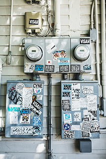 tři, šedá, spojovací krabice, šedé elektroměry, robot, podepsat, průmysl, paliva a energie, továrna, technologie, detail, nikdo, sdělení, text, den, stavba, spojení, architektura, elektřina, exteriér budovy, nástěnný prvek, venku, lidské zastoupení, non-západní skript, vedení, elektrometr, zdroj napájení, měřidlo - měřicí přístroj, elektrické zařízení, 5K, CC0, veřejná doména, bez autorských práv