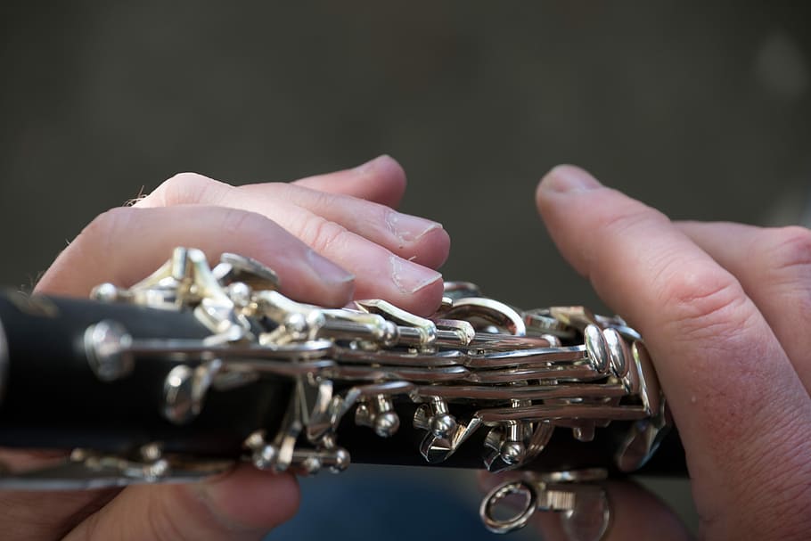 mà, cadena, clau, clarinet, música, mà humana, part del cos humà, instrument musical, instrument de llautó, celebració, una persona, cultura i entreteniment artístic, músic, llautó, primer pla, trompeta, dit, rendiment, dit humà, artista, jugant, metall, color plata, 5K
