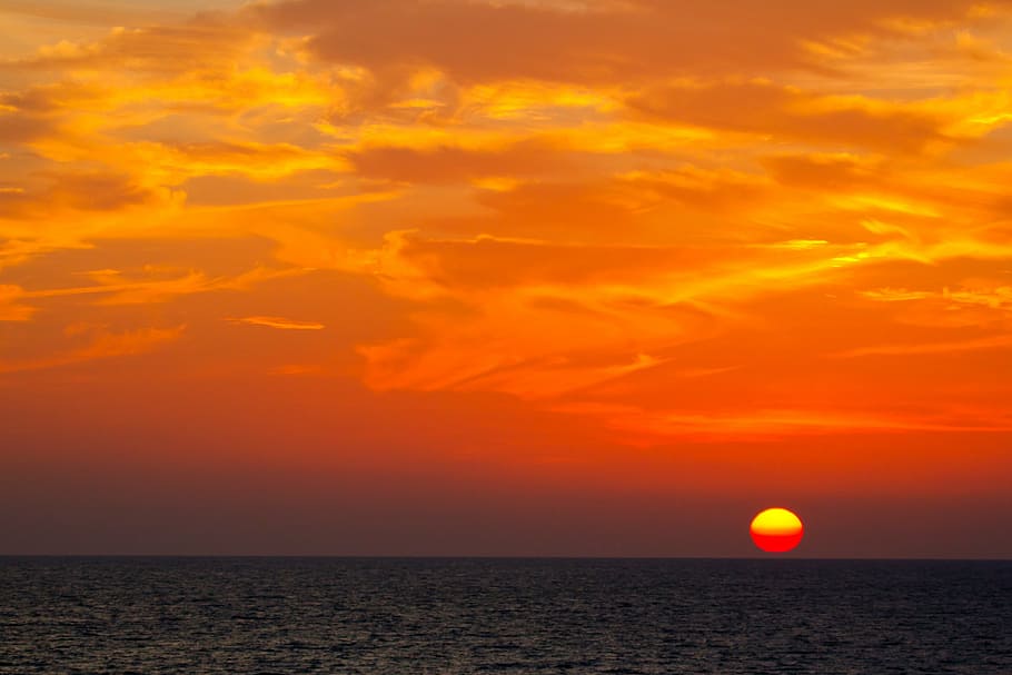 calma, cos, aigua, posta de sol, tarda, vermell, paisatge, cel, abendstimmung, vespre, romàntic, Sol ponent, resplendor, mar, naturalesa, color taronja, sol, llum solar, estiu, horitzó sobre l’aigua, horitzó, bellesa a la natura, núvol - cel, escenics - natura, escena tranquil·la, tranquil·litat, cel dramàtic, cap gent, a l'aire lliure, viatjar, horitzó urbà, multicolor, 4K