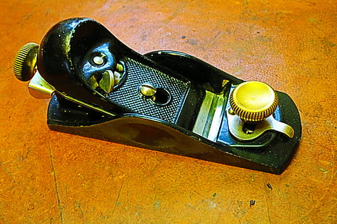 værktøj, fly, udstyr, arbejde, træ, tømrer, tømrerarbejde, konstruktion, håndværk, træværk, metal, bygge, instrument, hånd, brugervejledning, arbejder, årgang, stål, tæt på, studio skud, ingen mennesker, indendørs, dag, høj vinkel visning, stilleben, bord, teknologi, musik, antik, telefon, kunstkultur og underholdning, meddelelse, legetøj, beholder, træ - materiale, fortiden, retro stylet, gul, 2K, CC0, offentligt domæne, royaltyfrie