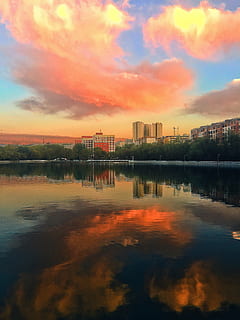 cel, núvols ardents, llac, núvol - cel, reflexió, posta de sol, arquitectura, aigua, exterior de l'edifici, estructura construïda, color taronja, naturalesa, cap gent, davant del mar, ciutat, bellesa a la natura, edifici, a l'aire lliure, tranquil·litat, escenics - natura, apartament, 2K, CC0, domini públic, lliure de regalies