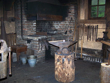 smederij, aambeeld, haard, gereedschap, metaal, ambacht, werkplaats, ijzer, hamer, werk, hand-, sintels, verbuiging, gloed, heet, brand, kunst, middeleeuwen, verbrand, historisch, bouwen, Eisenwerk, het formulier, idee, binnenshuis, geen mensen, oud, dag, verlaten, architectuur, hout - materiaal, venster, stoel, keuken-, beschadigde, afwezigheid, verouderd, verweerde, slechte conditie, tafel, huishoudspullen, vuil, gebouw, 2K, CC0, publiek domein, royaltyvrij