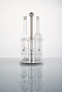 carosello dei liquori, bottiglie, bicchieri, girato in studio, in casa, vetro - materiale, natura morta, trasparente, tavolo, nessuno, sfondo bianco, contenitore, riflessione, bottiglia, avvicinamento, copia spazio, vulnerabilità, fragilità, vuoto, semplicità, scelta, variazione, bicchiere, vasellame, 1080P, CC0, dominio pubblico, privo di copyright