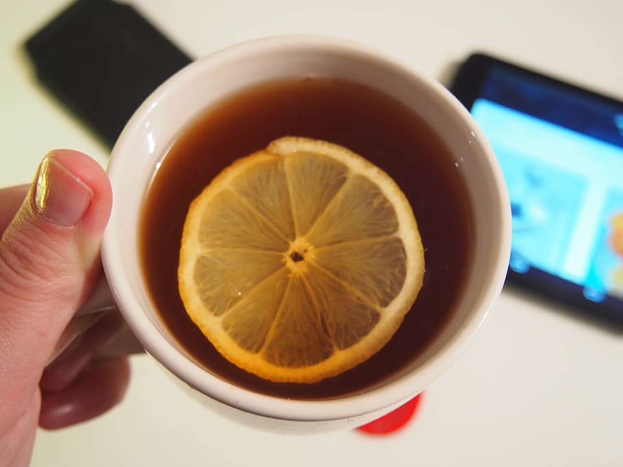 skive citron, keramisk, kop, fyldt op, te, citron, krus, syg, mad og drikke, drikke, menneskelig hånd, mad, hånd, forfriskning, sund kost, menneskelig kropsdel, tæt på, en person, bedrift, varm drikke, frugt, te kop, velvære, te - varm drikke, citrus frugt, kropsdel, finger, søm, 4K