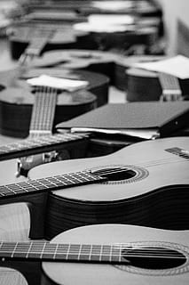 Gitarrenlos, Gitarren, Musik-, Streicher, Musikinstrument, Musikausrüstung, Kunst, Kultur und Unterhaltung, Saiteninstrument, Gitarre, drinnen, Zeichenfolge, Musikinstrumentensaite, Stillleben, keine Leute, akustische Gitarre, Fokus auf den Vordergrund, Nahansicht, selektiver Fokus, Papier-, Tabelle, in einer Reihe, Griffbrett, High Angle View, Rahmen, 2K, CC0, gemeinfrei, lizenzfrei